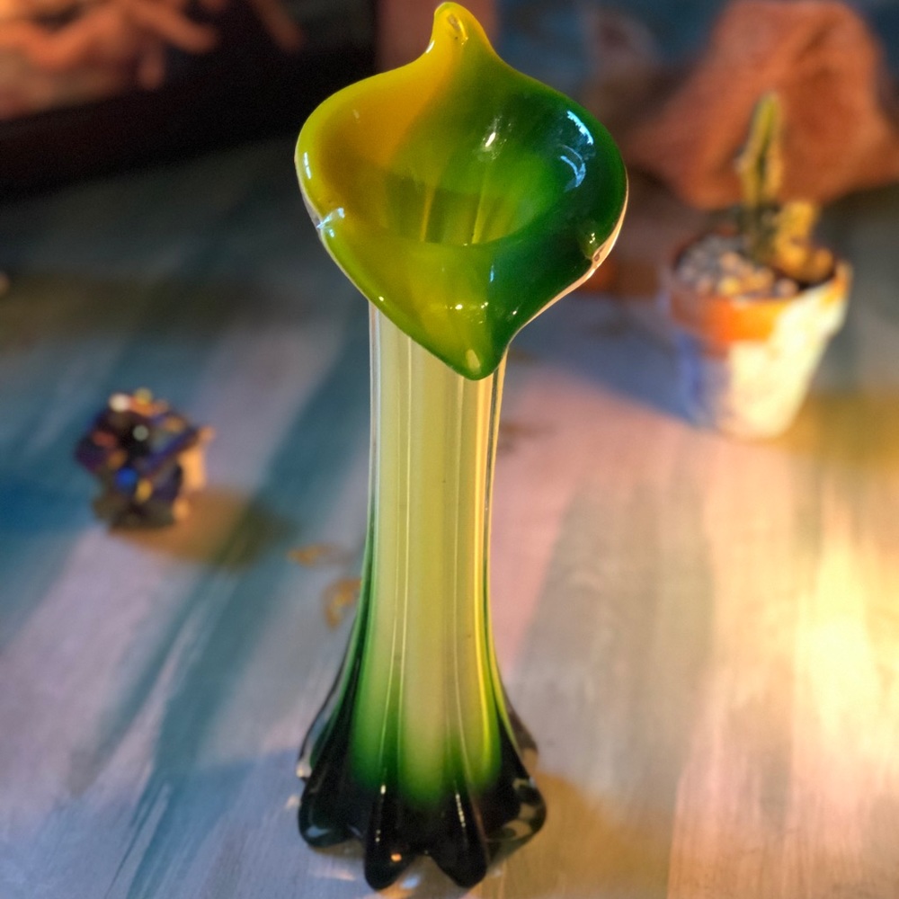 Iris Goddess Vase 🏺